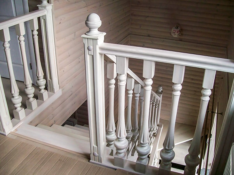 Столб для деревянной лестницы фото